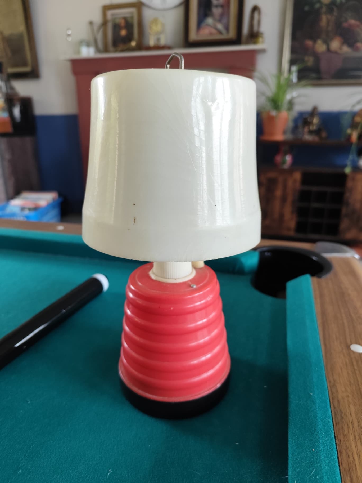 Petite lampe de chevet vintage en plastique rouge et blanc, années 70