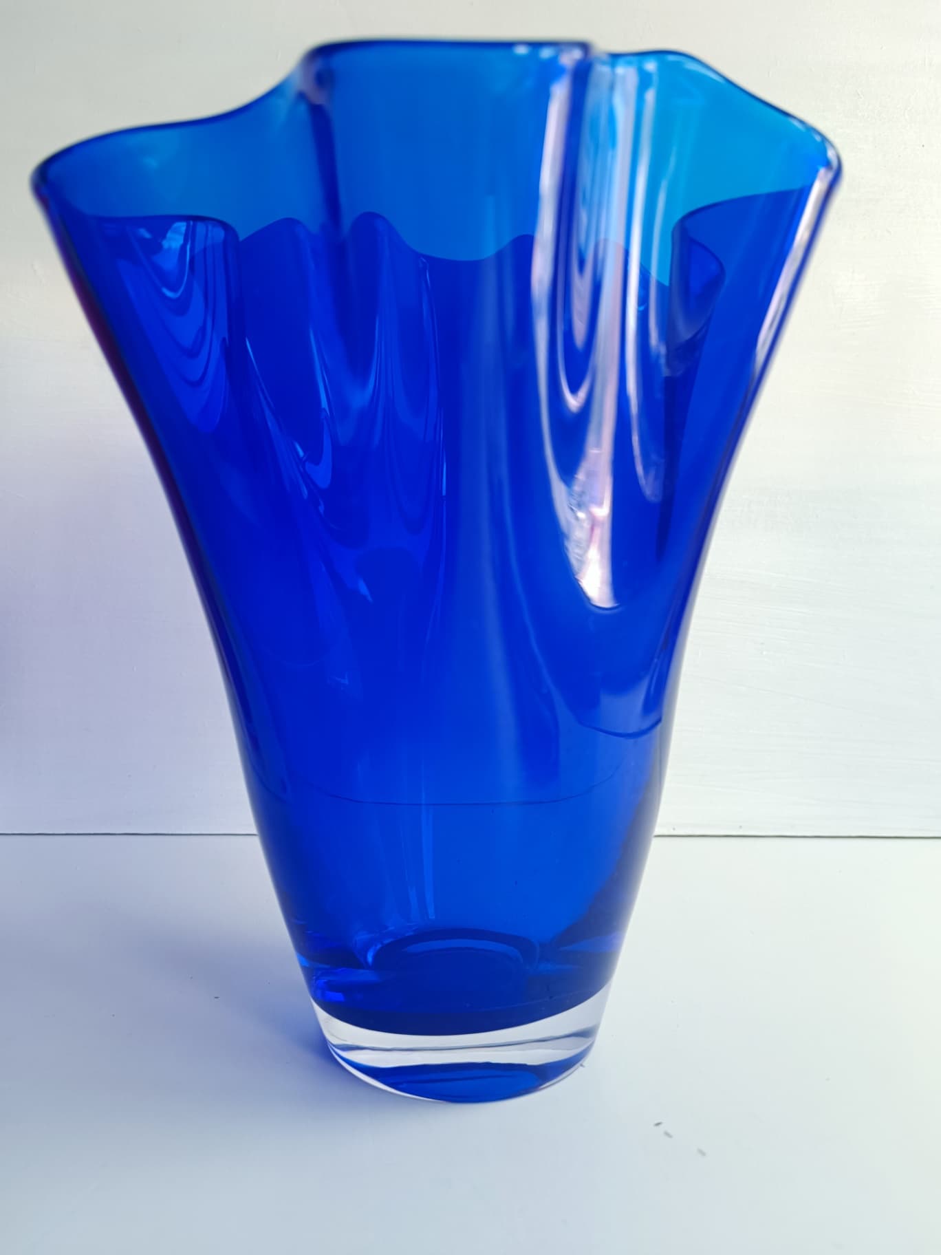 Vase en verre bleu forme mouchoir, avec boîte d'origine