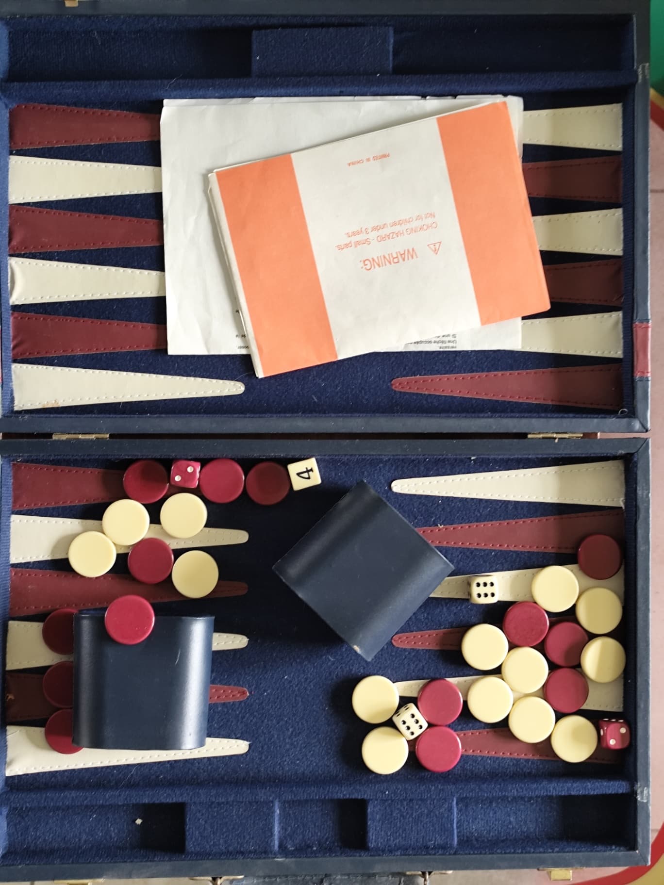 Mallette de backgammon vintage en simili cuir bleu marine, complète