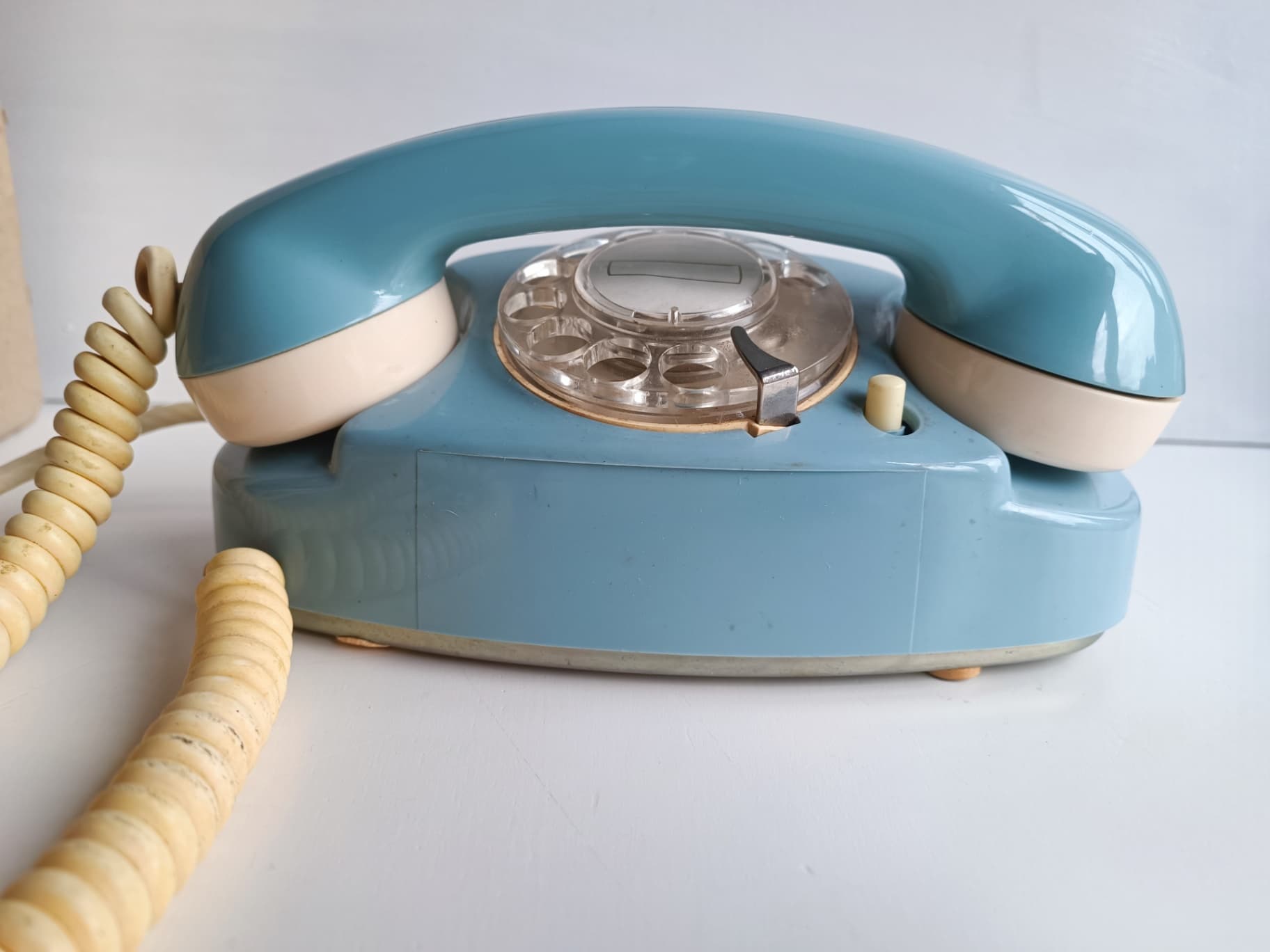 Téléphone fixe ancien à cadran