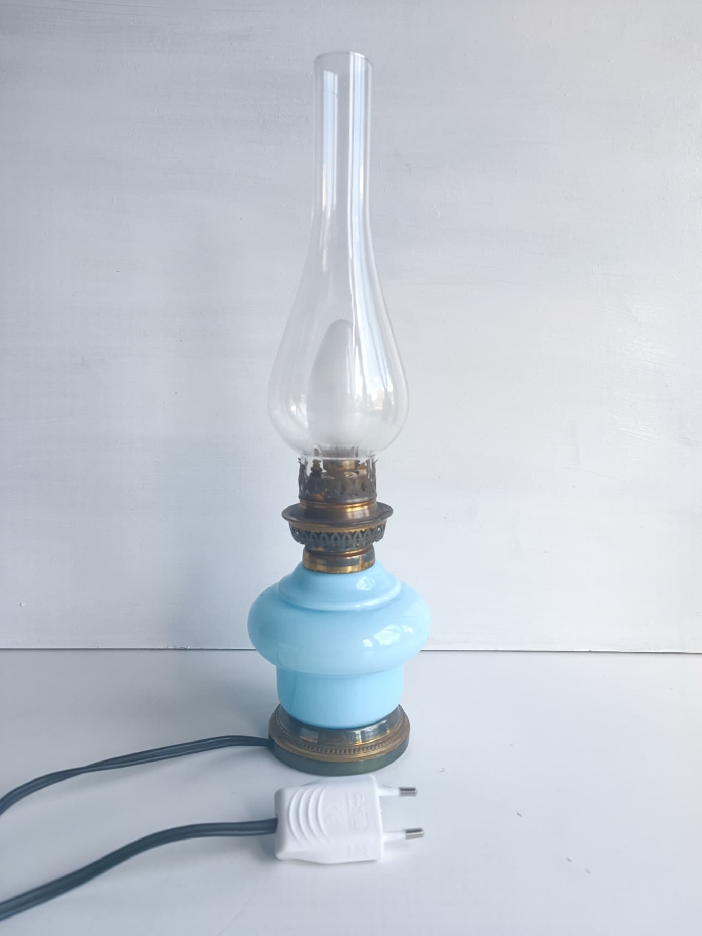 Lampe à pétrole antique électrifiée