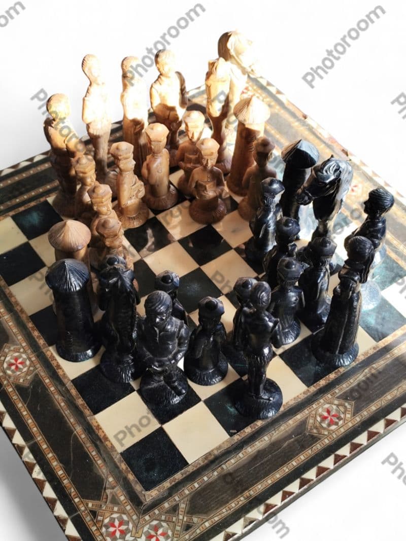 Jeu d'échecs artisanal asiatique, plateau marqueté de nacre, milieu XXe siècle