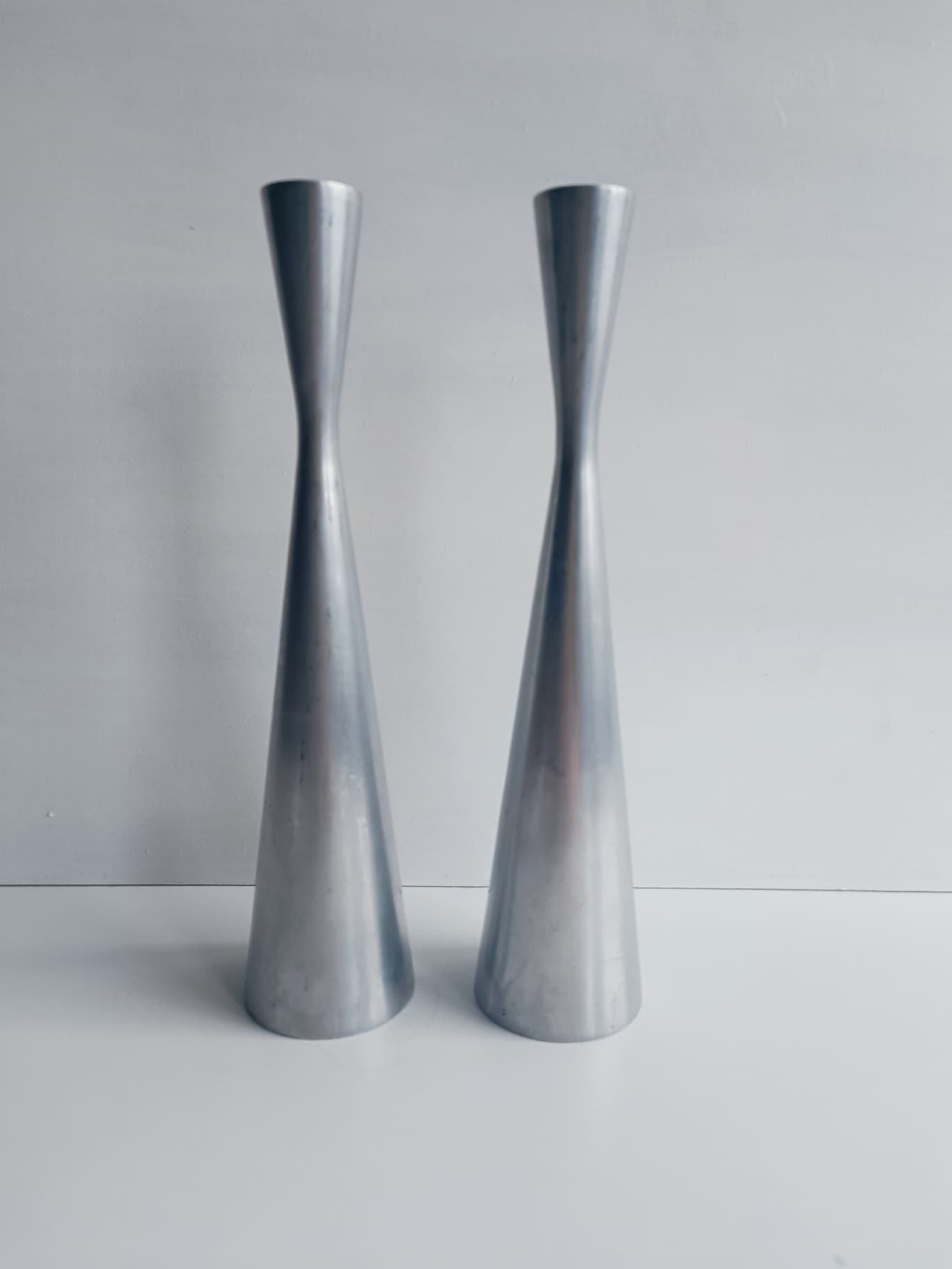 Paire de bougeoirs IKEA RËNOS en aluminium, design sablier