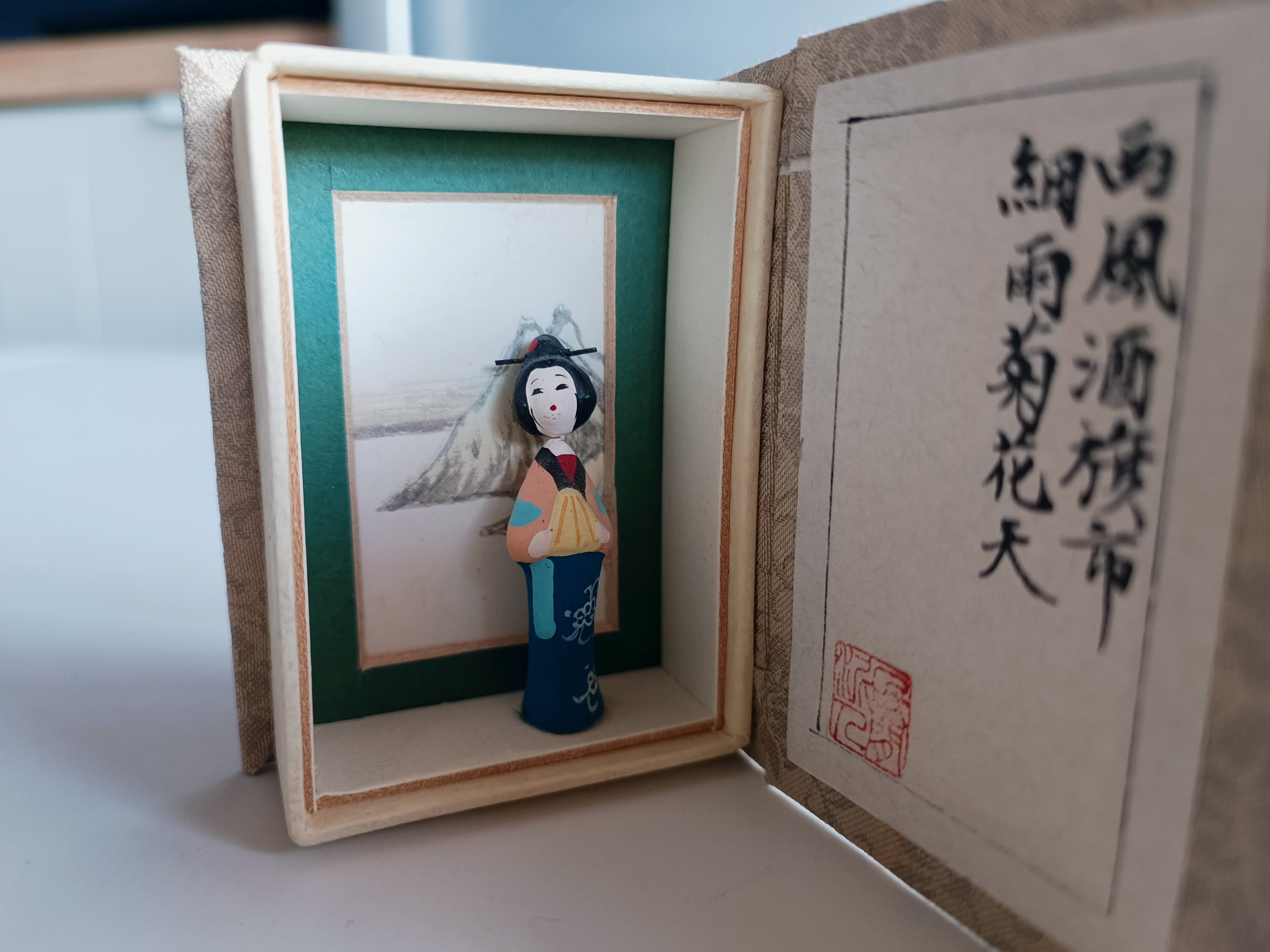 Boîte-livre souvenir japonaise, petite geisha devant le mont Fuji et calligraphie