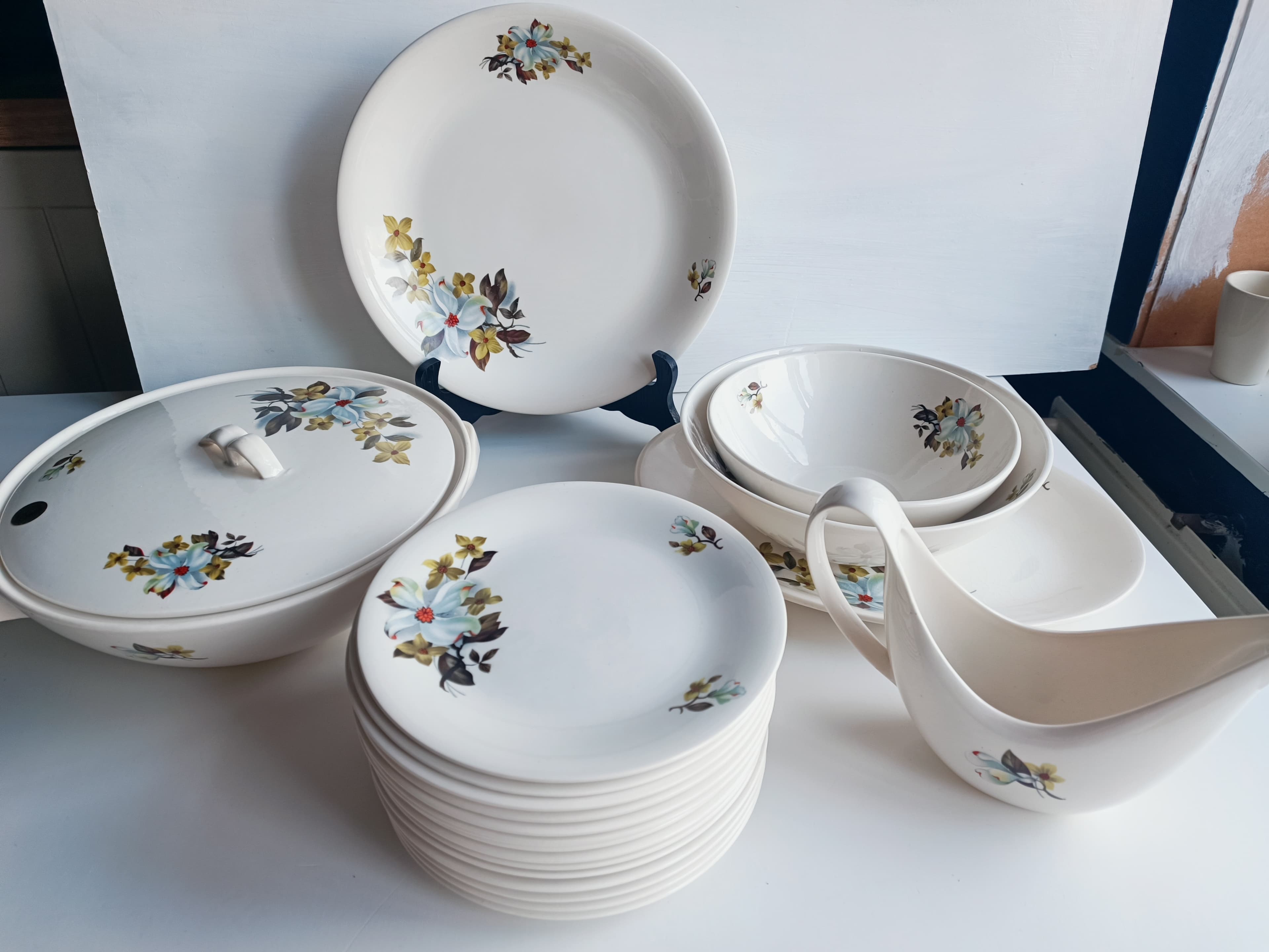 Service de table en faïence fleuri bleu — assiettes, plats, soupière et saucière