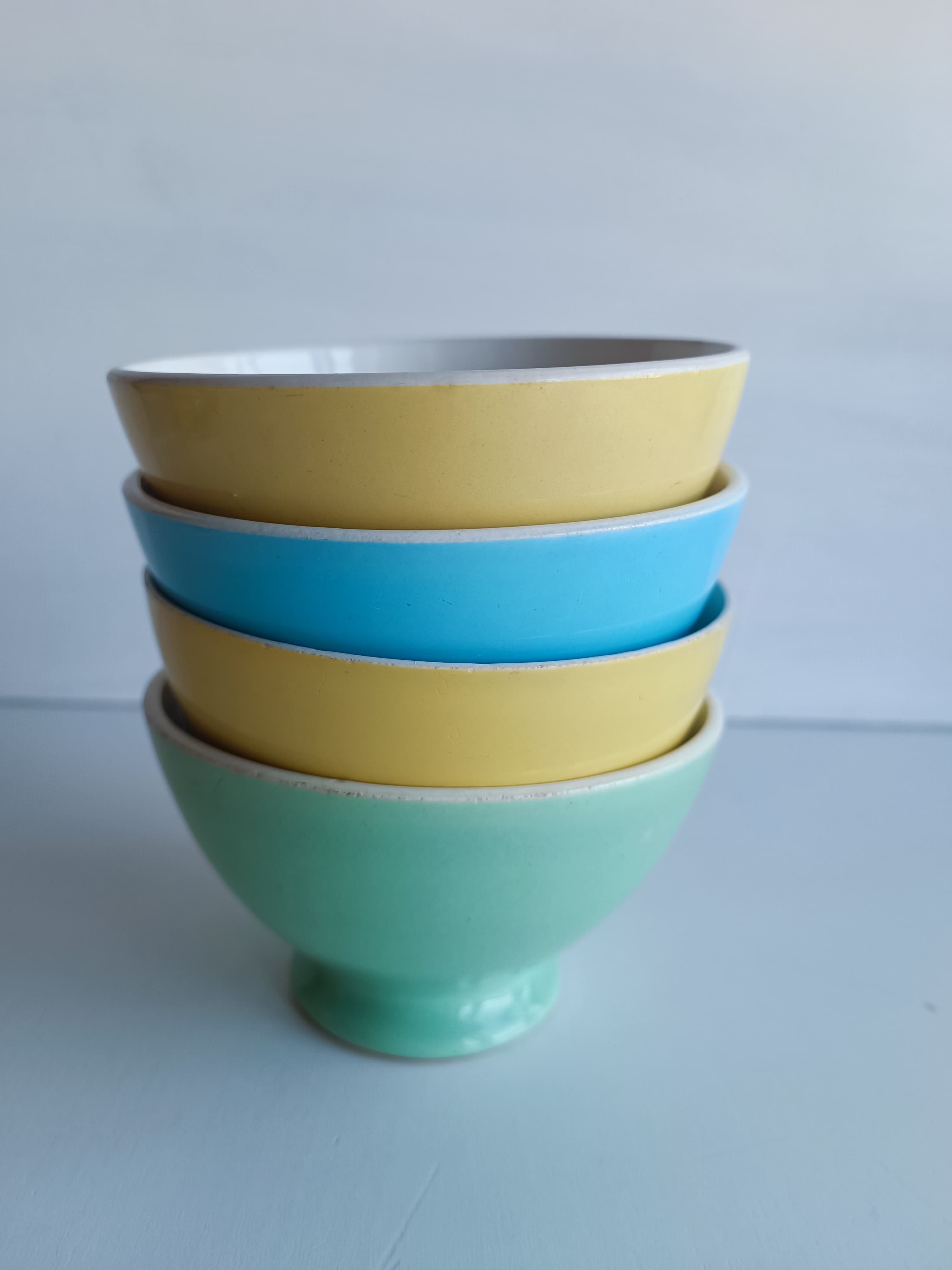 4 bols à café au lait BFK Boch Frères tons pastel, années 50-60