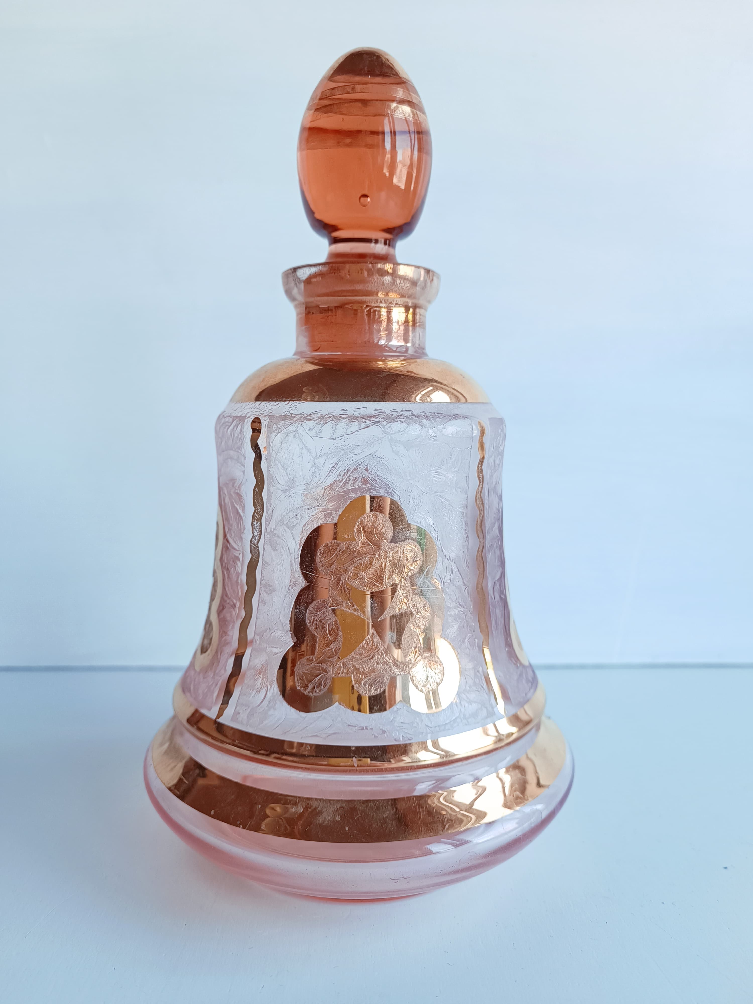 Carafe en verre de Bohême rose à décor doré et gravé