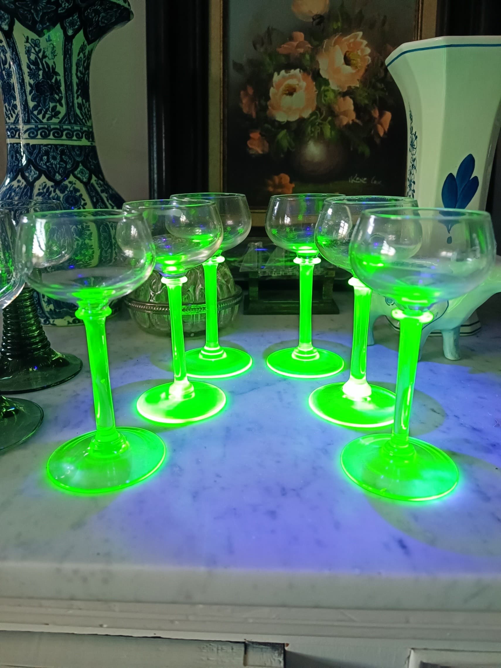 Lot de 6 verres à vin en verre à l'uranium (ouraline) - pied vert, effet UV
