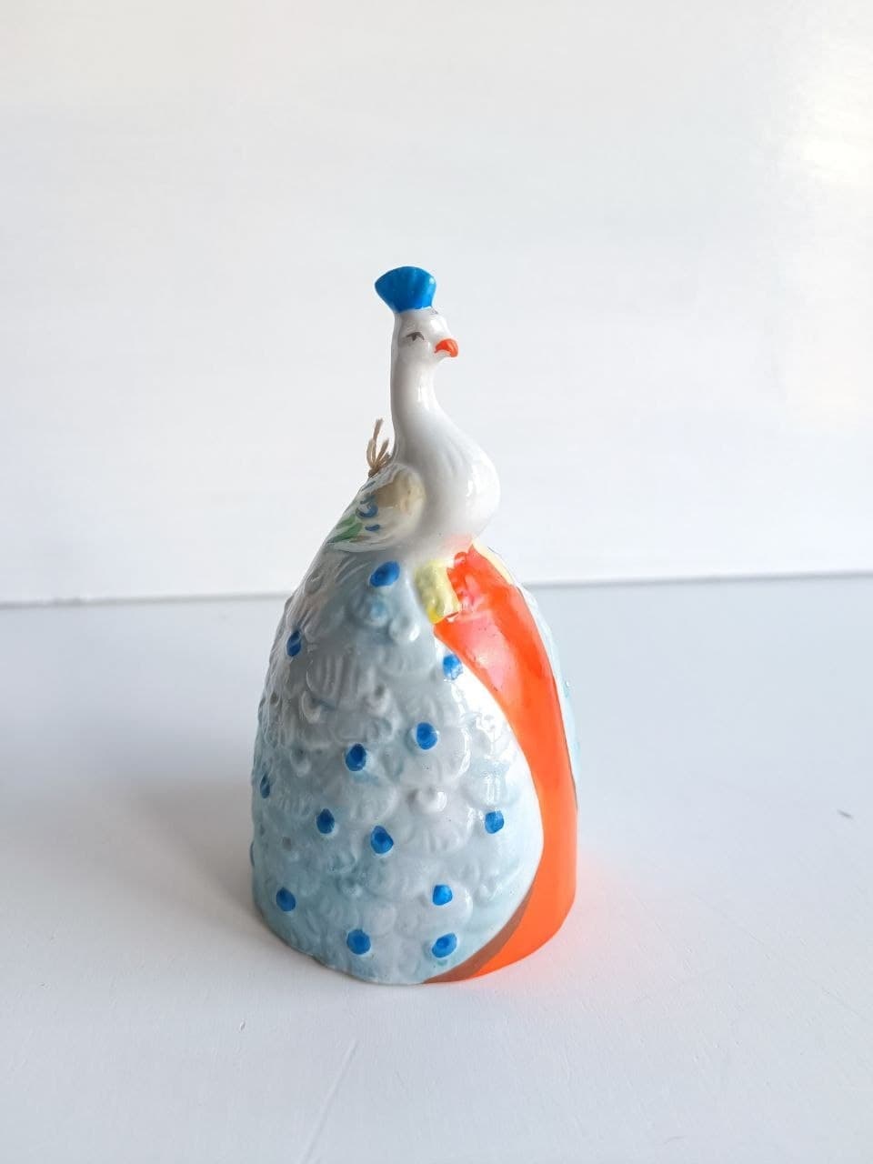 Clochette paon en faïence peinte à la main, bleu pastel et orange