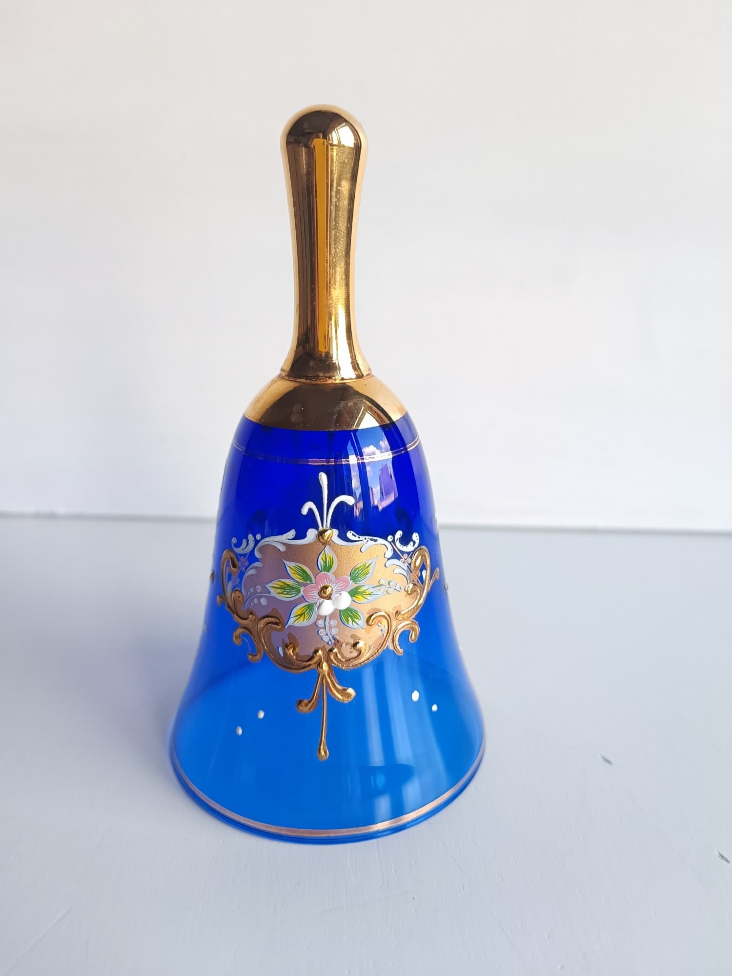 Clochette en verre bleu cobalt dorée à l'or et émaillée, style Bohême