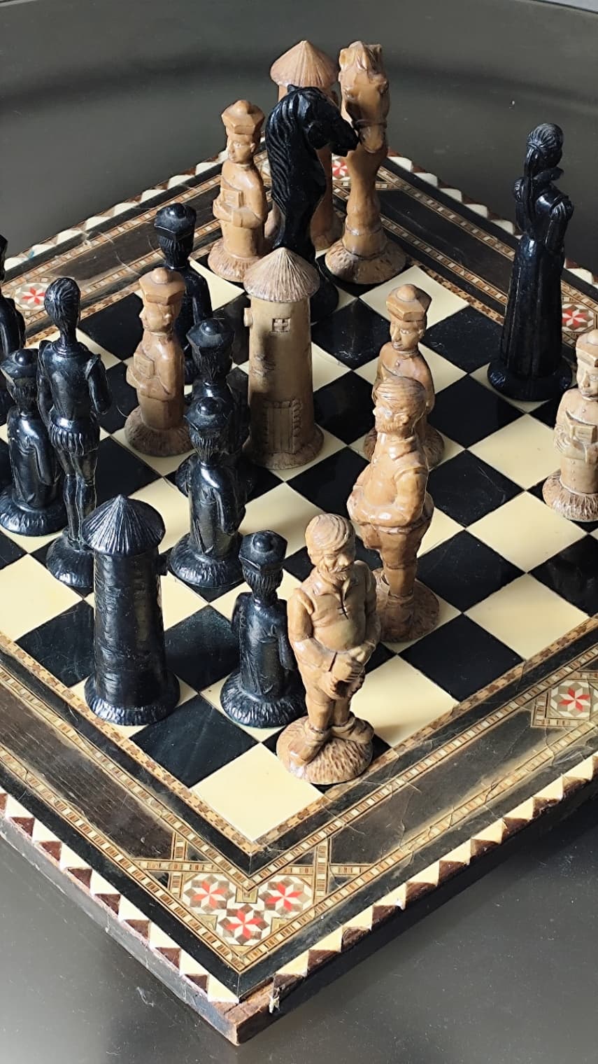 Jeu d'échecs complet, personnages style asiatique, plateau marqueté