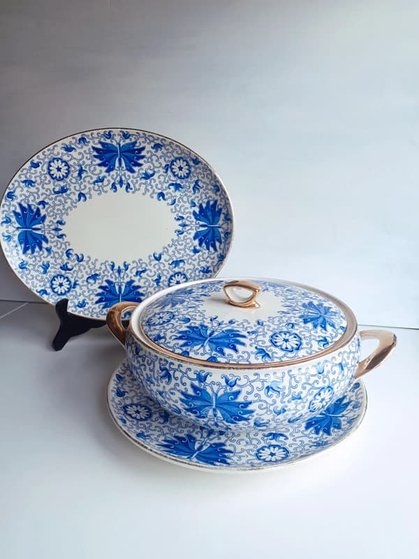 Soupière et plats de service Boch Frères Keralux, décor Papillon bleu