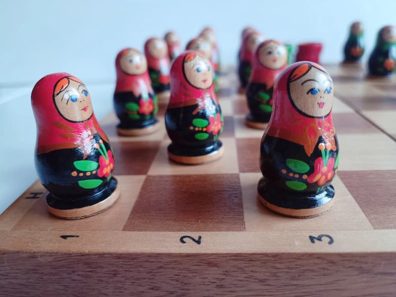 Jeu de dames soviétique vintage en bois, pions matriochkas peints à la main, URSS