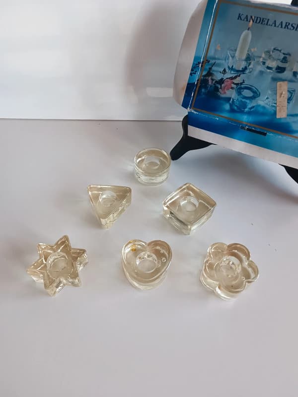 Ensemble de 6 bougeoirs en verre moulé