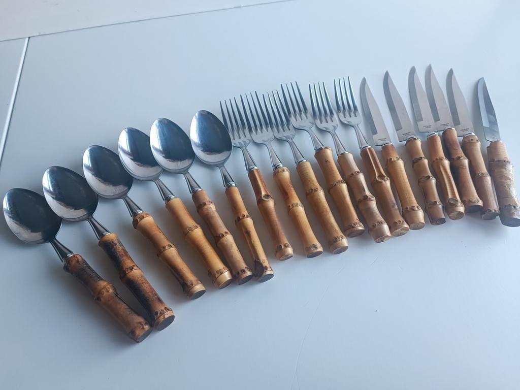 Ménagère vintage 18 pièces, manches en bambou véritable, années 70
